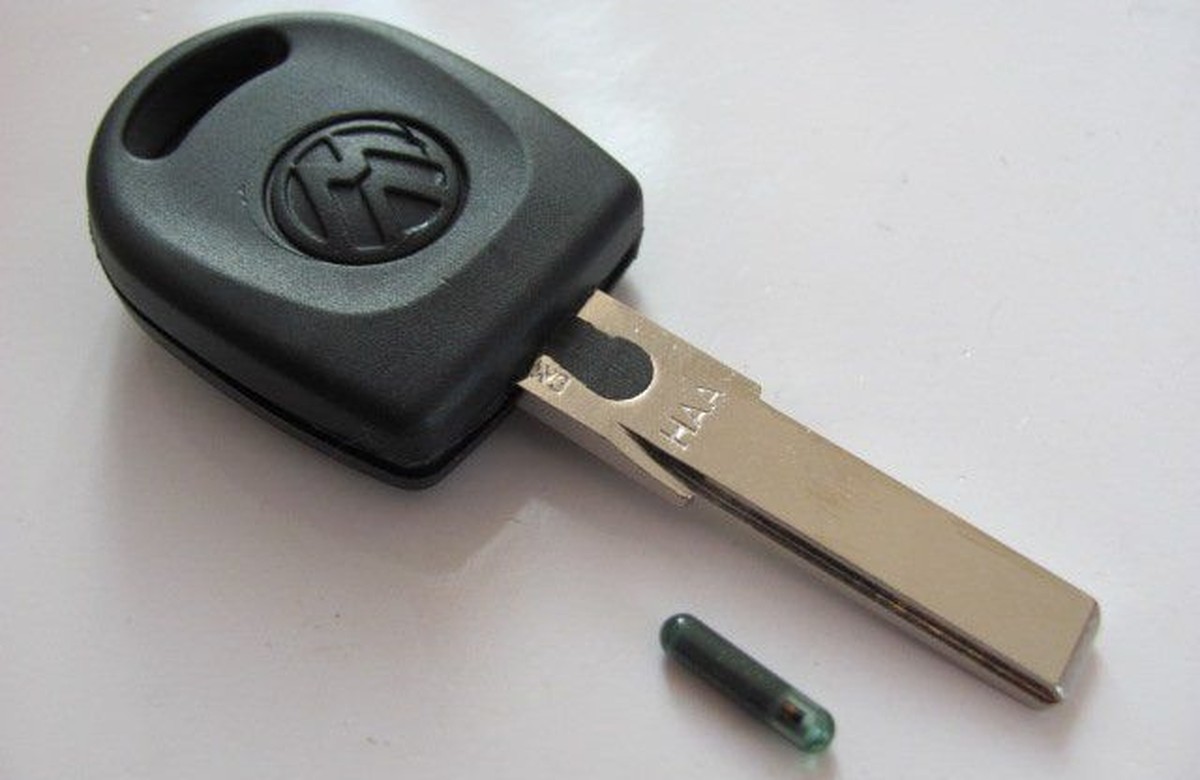Ein VW-Autoschlüssel mit Sender.