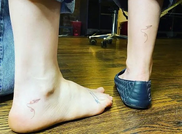 Kaley Cuoco, Zosia Mamet The Flight Attendant tattoo