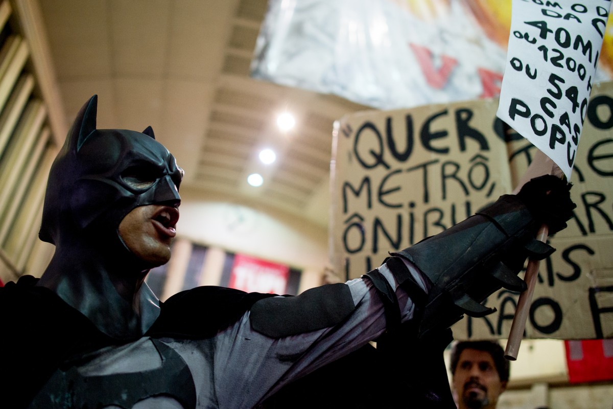 Investitionen in Sicherheit, Bildung und Gesundheit fordern diese Demonstranten in Rio de Janeiro.