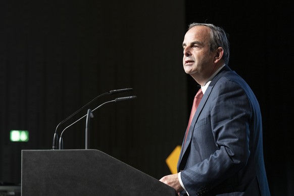 Gerhard Pfister, Praesident die Mitte Schweiz, spricht an deren Delegiertenversammlung, am Samstag, 11. November 2023, in Thun. (KEYSTONE/Peter Schneider)
