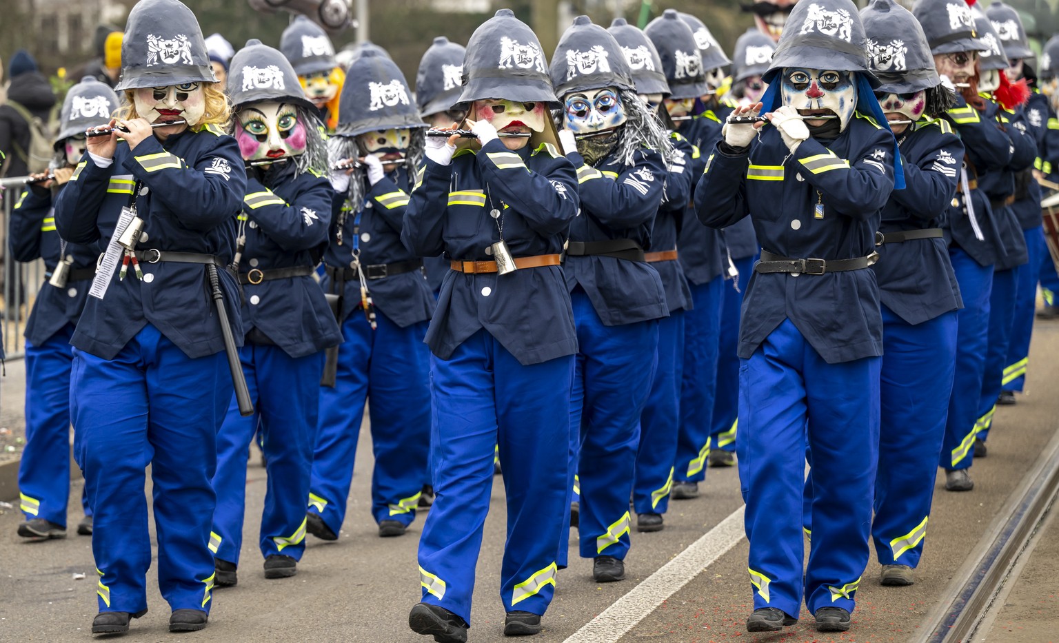 Die Laelli Clique mit dem Sujet Polizei am Cortege am dritten und letzten der Drey scheenschte Daeaeg, an der Fasnacht in Basel, am Mittwoch, 1. Maerz 2023. (KEYSTONE/Georgios Kefalas)