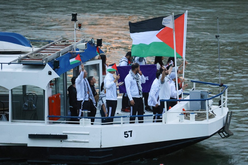 PARIS, FRANCE - JULY 26: Members of Team Palestine are seen on a boat waving their flags along the River Seine during the opening ceremony of the Olympic Games, Olympische Spiele, Olympia, OS Paris 20 ...