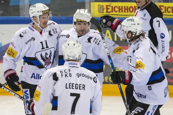 Fribourgs Roman Cervenka, Fribourgs Larri Leeger, Fribourgs Andrei Bykov und Fribourgs Andrea Glauser, von links, jubeln nach dem Tor zum 0:1 beim Eishockeyspiel der National League zwischen dem EV Zu ...