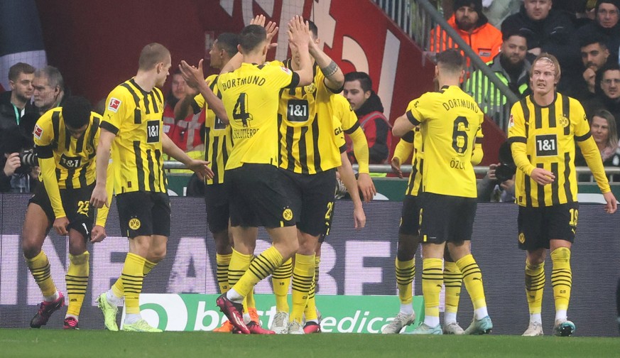 epa10461099 Dortmund&#039;s players celebrate the 1-0 lead during the German Bundesliga soccer match between SV Werder Bremen and Borussia Dortmund in Bremen, Germany, 11 February 2023. EPA/FOCKE STRA ...