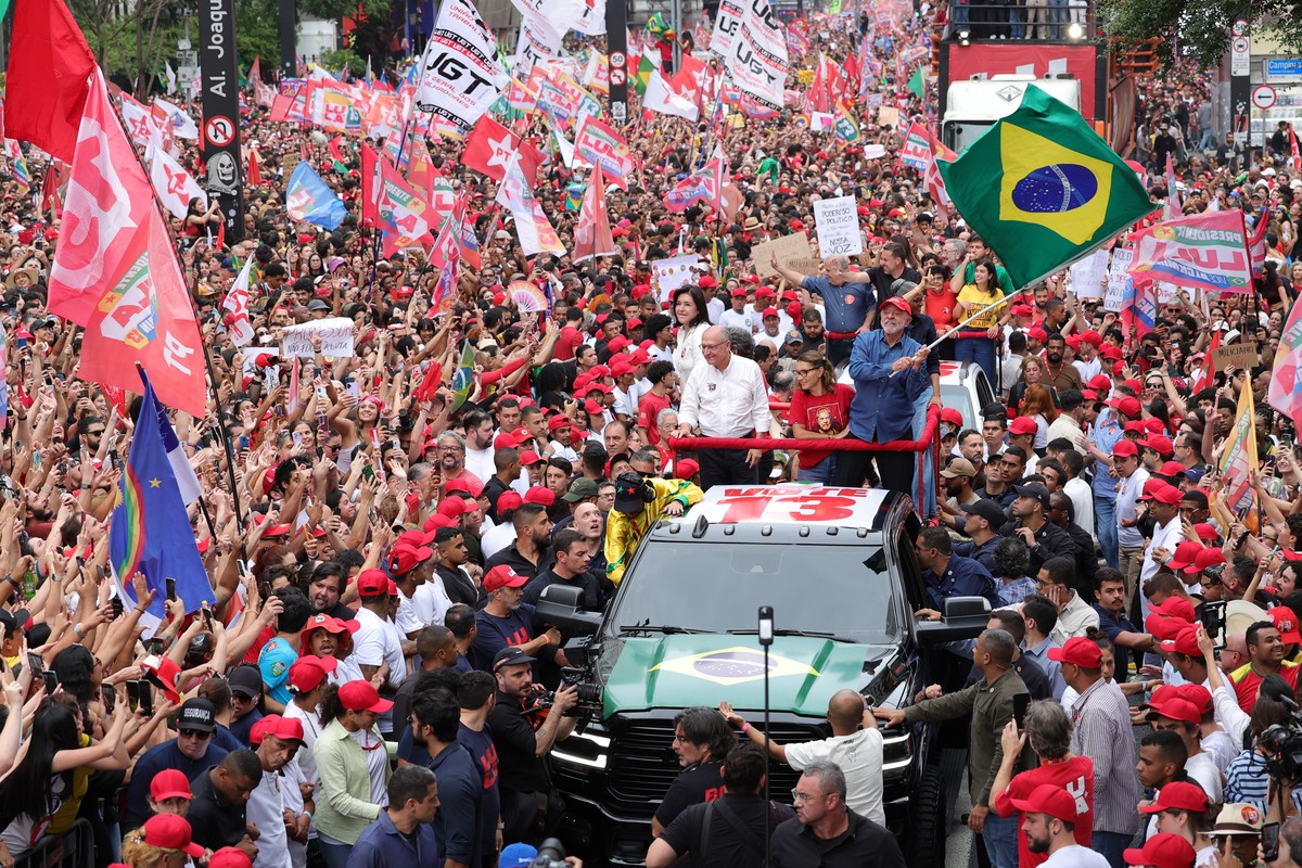 epa13329511 Brazilian President and reelection candidate Luiz Inacio Lula da Silva (R) and his wife, Rosangela Lula da Silva (Janja) (C), take part in a campaign rally with supporters on Paulista Aven ...