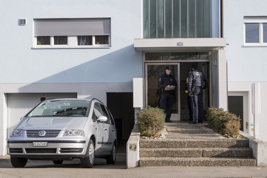 Blick auf das Mehrfamilienhaus indem die Beamten zwei tote Frauen gefunden haben, aufgenommen am Montag, 8. Januar 2018 in Hausen. (KEYSTONE/Ennio Leanza)