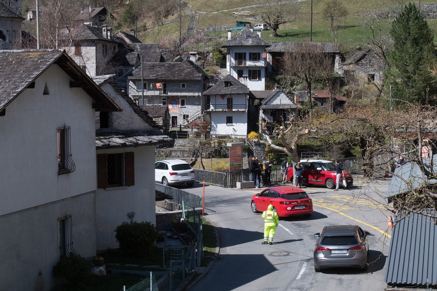 Zahlreiche Osterausfluegler kommen am Sonntag, 4. April 2021, nach Lavertezzo am Fluss Verzasca. Am Ponte dei Salti und den angrenzenden Gebieten gilt wegen der grassierenden Corona-Pandemie die allge ...