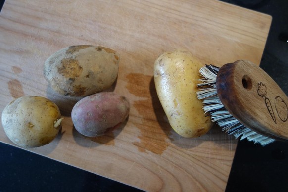 Da wir Bio-Kartoffeln haben, bürsten wir nur den Dreck ab und schneiden die Herdöpfel dann mit der Schale in Streifen.