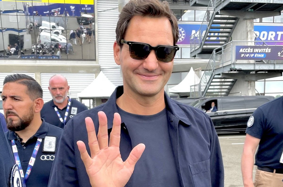 Roger Federer arrive sur le circuit des 24 Heures du Mans quelques heures avant de donner le coup denvoi de la course Roger Federer arrives at the 24 Hours of Le Mans circuit a few hours before the ra ...
