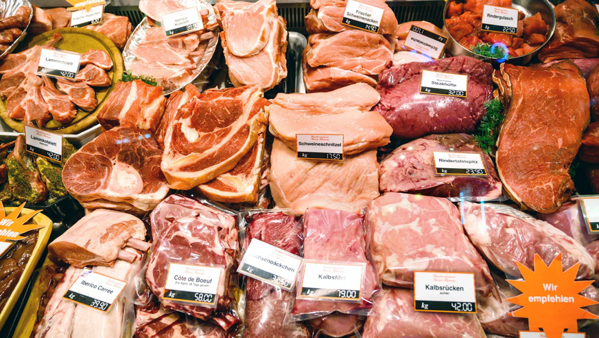 Müssen Konsumenten künftig mehr bezahlen fürs Fleisch? Deutsche Agrarpolitiker von SPD und Grünen fordern eine höhere Mehrwertsteuer.