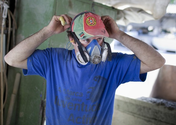 Jose Maria Ribeiro De Oliveira spaltet mit einer Maschine grosse Quarzsandsteine, aufgenommen 21. Juni 2012 in Alpnach OW. Jose Maria Ribeiro De Oliveira kommt aus Porto in Portugal und arbeitet seit  ...