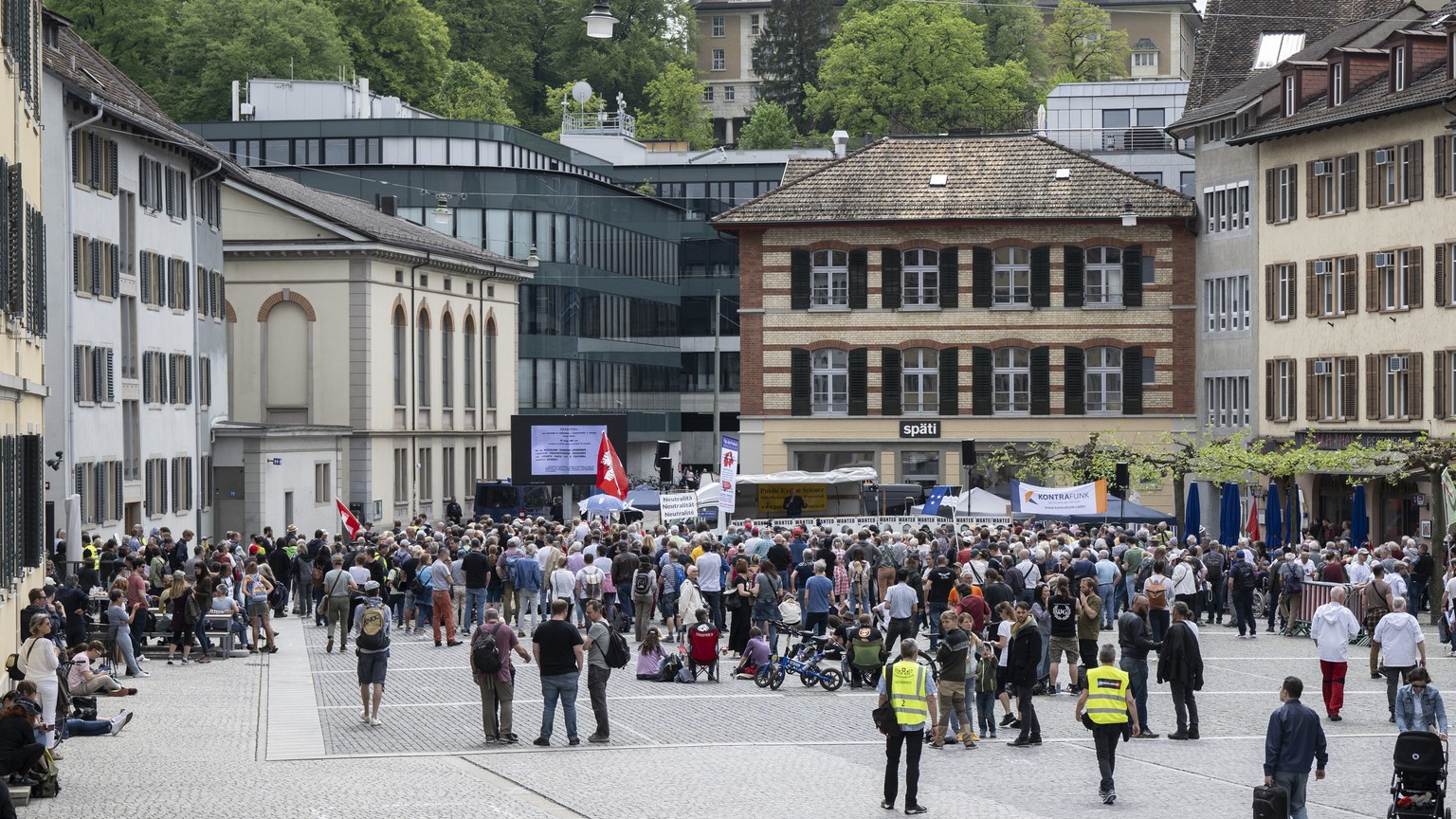 Vereinzelte Freiheitstrychler und Massnahmenkritiker demonstrieren, aufgenommen am Sonntag, 7. Mai 2023 in Winterthur. (KEYSTONE/Ennio Leanza)