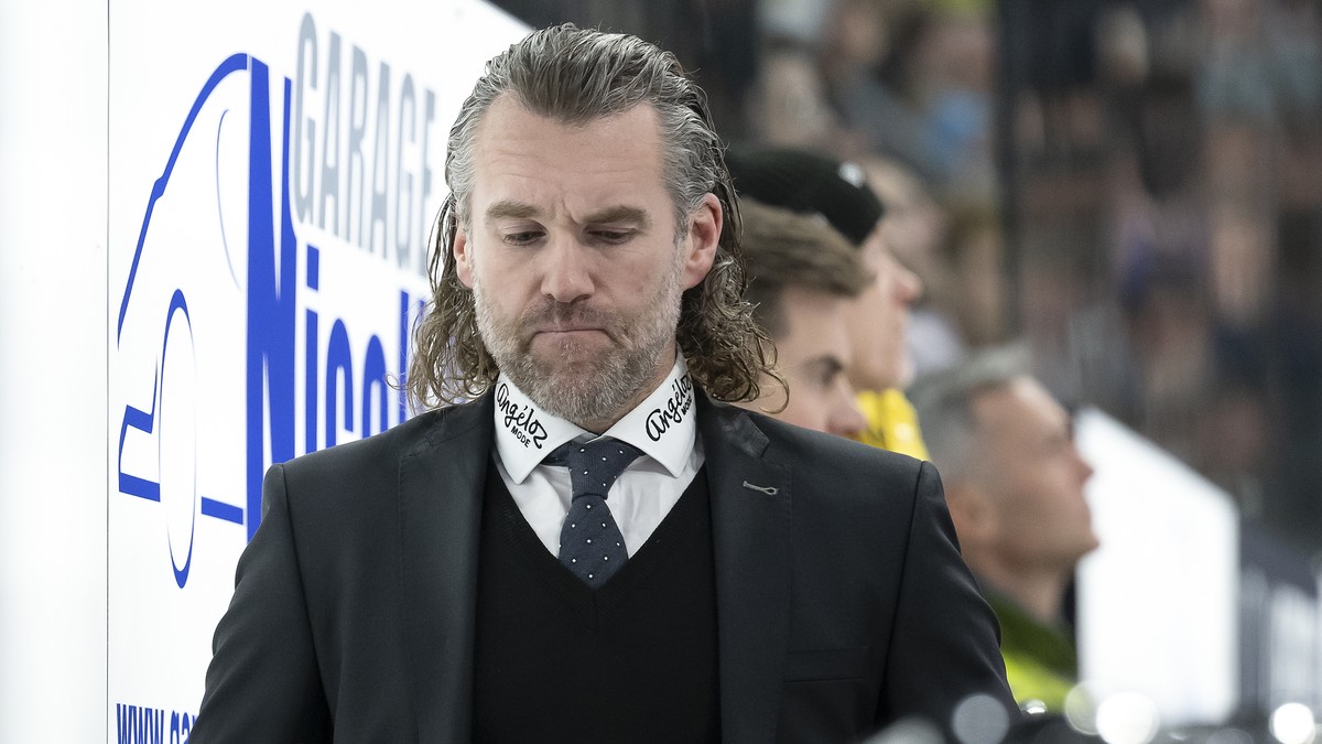 Gotterons Chefrainer und Sportdirektor Christian Dube reagiert beim Eishockey Pre Playoff, Spiel 1, der National League zwischen dem HC Fribourg Gotteron und dem HC Lugano, am Dienstag, 7. Maerz 2023, ...