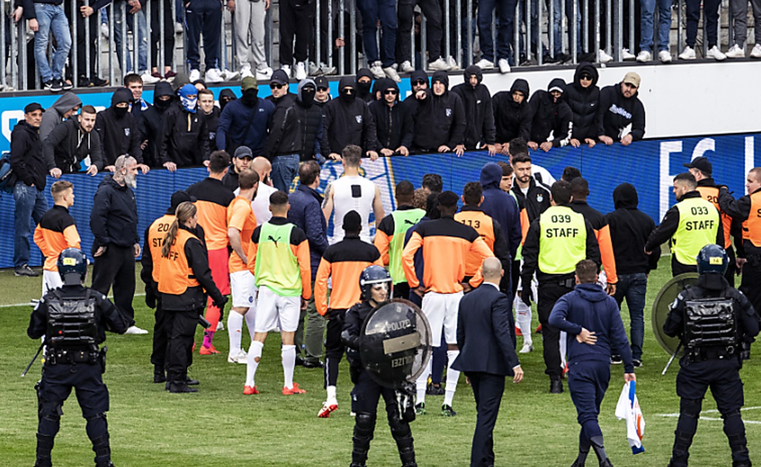 Nicht einmal die Spieler des Grasshopper Clubs vermochten die Horde pöbelnder Fussballfans am vergangenen Sonntag zu besänftigen. Nun hat der FC Luzern, in dessen Stadion das Spiel stattfand, Strafanz ...