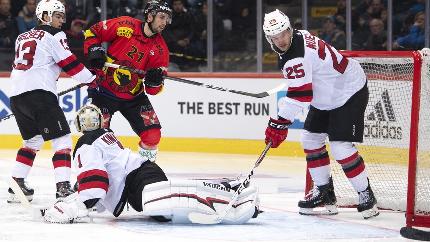 epa07062398 Bern&#039;s Simon Moser (C), scores a goal (1-1) against New Jersey Devils Nico Hischier (L), New Jersey Devils goalkeeper Keith Kinkaid (down), and New Jersey Devils Mirco Mueller (R), du ...