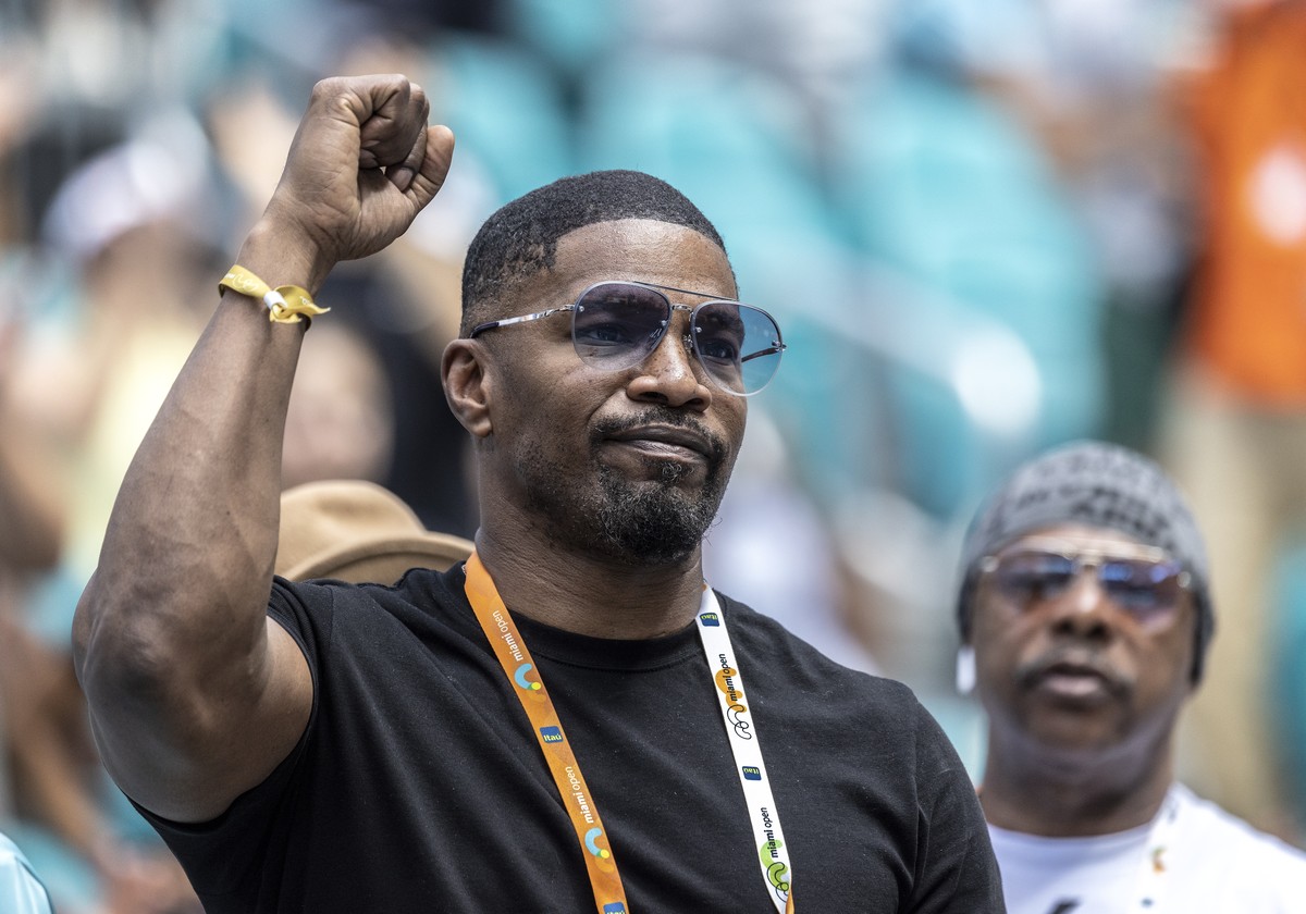 epa10551263 US actor Jamie Foxx gestures during the match between Daniil Medvedev of Russia and Christopher Eubanks from USA during the Men's Singles Quarterfinals of the 2023 Miami Open tennis t ...