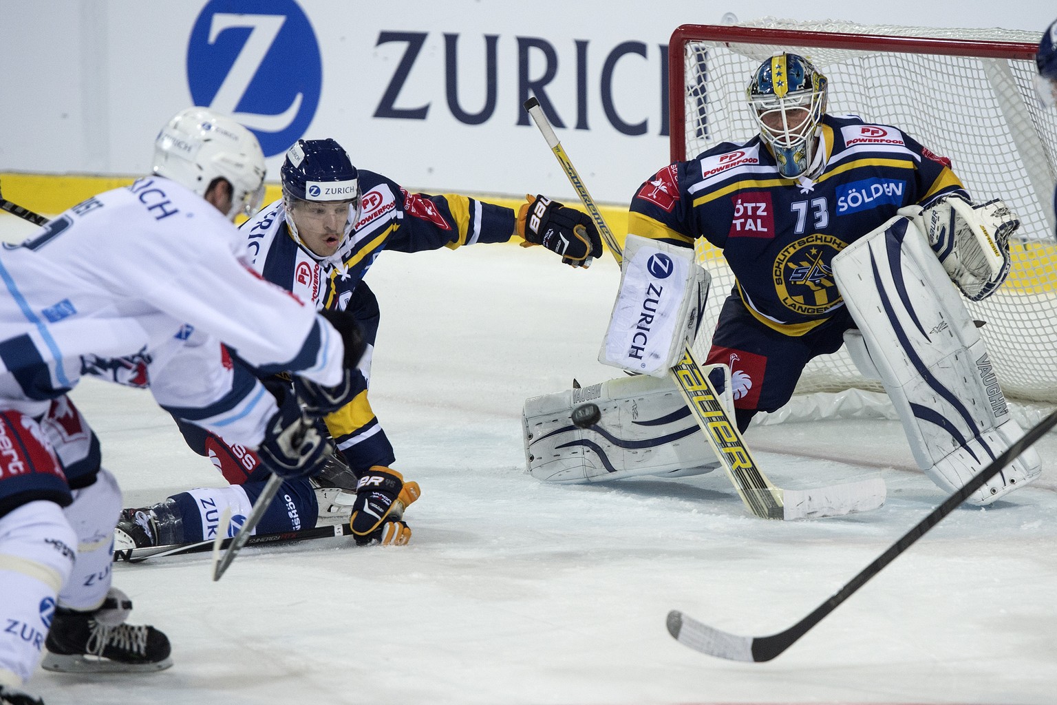 Rapperswils Patrick Obrist, links, beim Abschluss gegen Langenthals David Staempfli, Mitte, und Goalie Marco Mathis, waehrend der zweiten Runde des Swiss Ice Hockey Cup, zwischen dem SC Langenthal und ...