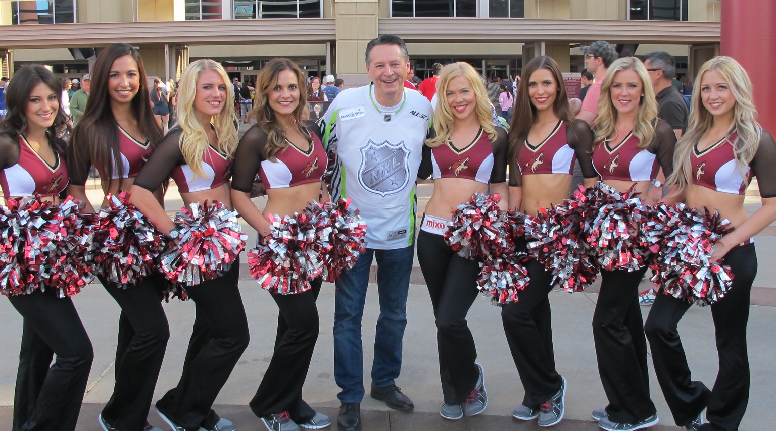 Hahn im Korb: Rob Suggitt und die Cheerleader der Arizona Coyotes.