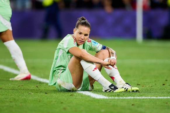 UEFA Womens Euro 2025 Halbfinale: England - Italien 22.07.2025 Spielerin liegt am Boden, Elena Linari 5 Italien und weitere Mitspielerinnen sind zur Stelle UEFA Womens Euro 2025 Halbfinale: England It ...