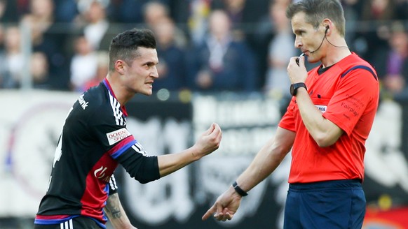 Der Basler Taulant Xhaka, links, im Gespreach mit Schiedrichter Alain Bieri, rechts, waehrend dem Super League Fussballspiel zwischen dem FC Basel und den BSC Young Boys am Sonntag, 25. Oktober 2015,  ...