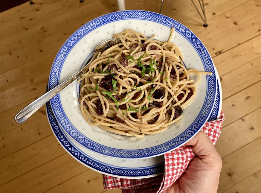 spaghetti con olive nere schwarze oliven essen kochen food pasta italien