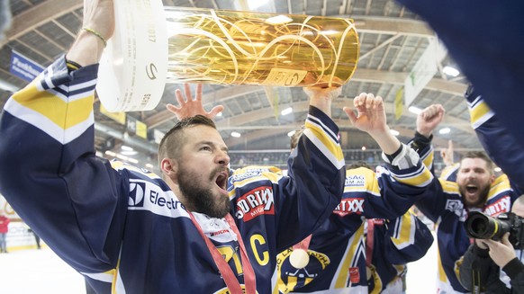 Langenthals Stefan Tschannen mit dem Meistekuebel, nach dem siebten Playoff-Finalspiel der National League B zwischen dem SC Langenthal und dem SC Rapperswil-Jona Lakers, am Dienstag, 4. April 2017, i ...