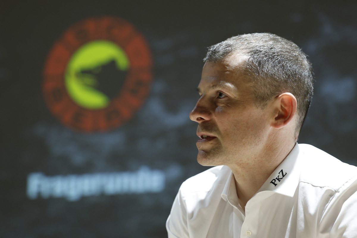 Martin Pluess, Sportdirektor SCB, spricht waehrend der Saison-Medienkonferenz des SCB, am Montag, 26. August 2024. (KEYSTONE/Peter Klaunzer)