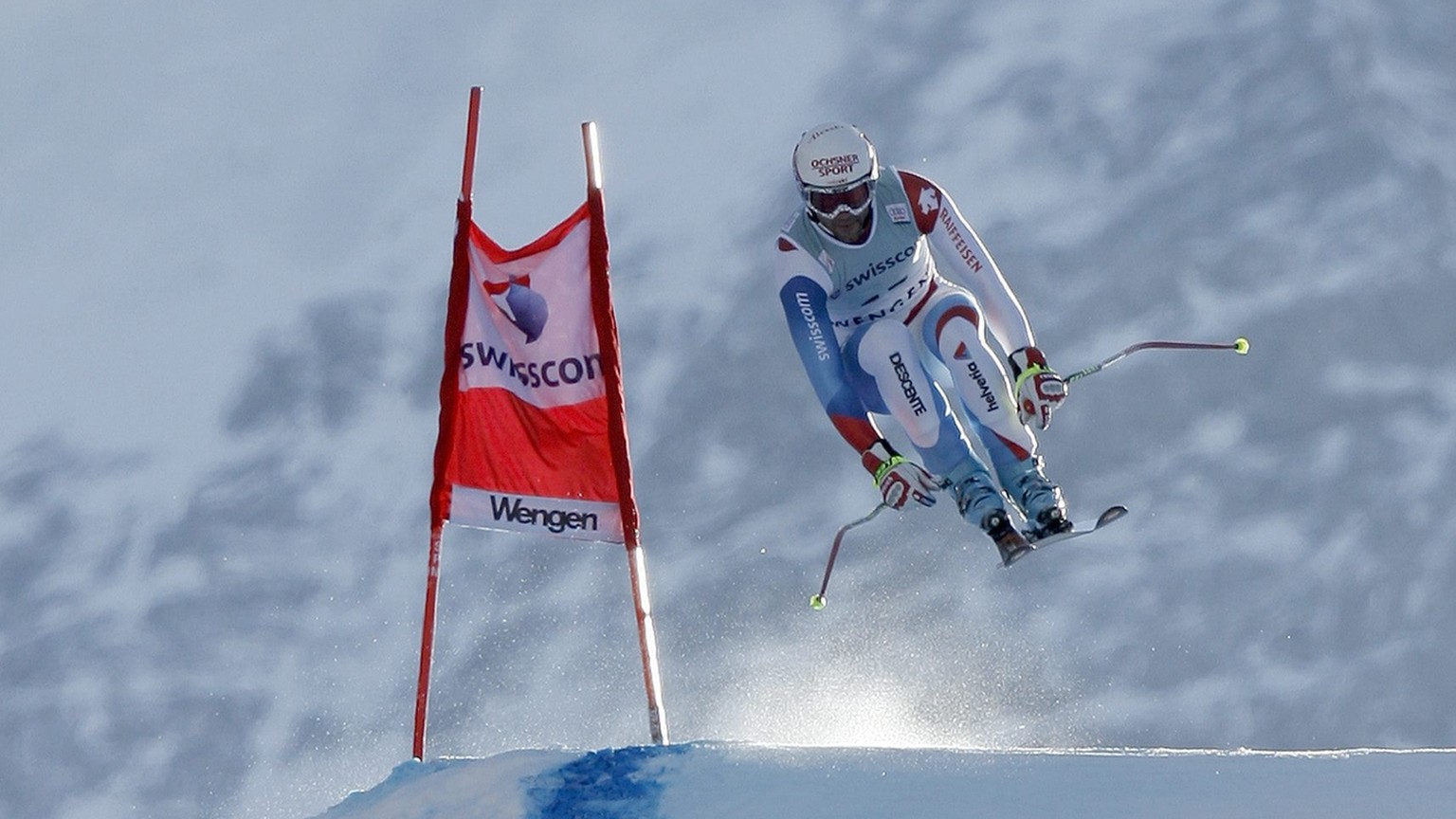 ARCHIV ? ALS VORSCHAU AUF DIE LAUBERHORN-ABFAHRT IN WENGEN IM BERNER OBERLAND, SCHWEIZ, AM 18. JANUAR 2020 STELLEN WIR IHNEN FOLGENDES BILDMATERIAL ZUR VERFUEGUNG - Didier Defago of Switzerland clears ...