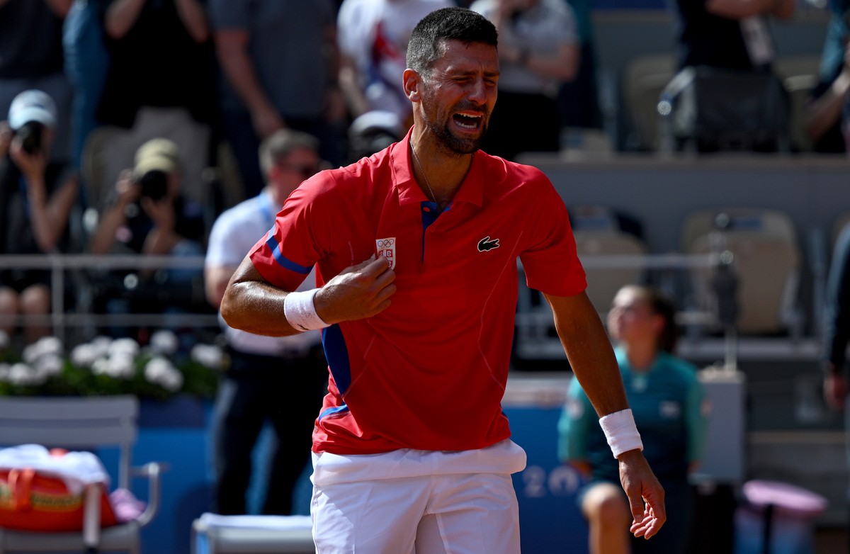 epa11525326 Novak Djokovic of Serbia celebrates winning the Men Singles gold medal match against Carlos Alcaraz of Spain, of the Tennis competitions in the Paris 2024 Olympic Games, at the Roland Garr ...