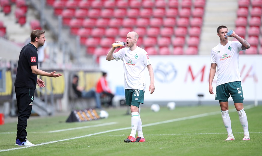 epa08497820 Florian Kohfeldt (L), head coach of Bremen discusses with Davy Klaassen (C) and Marco Friedl during the German Bundesliga soccer match between 1. FSV Mainz 05 and SV Werder Bremen at Opel  ...