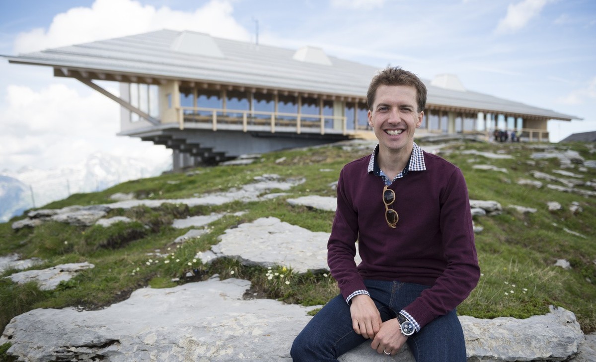 Der Skispringer Simon Ammann, Verwaltungsrat der Toggenburg Berbahnen AG, posiert vor dem neuen Gipfelgebaeude auf dem Chaeserrugg der Basler Architekten Herzog &amp;amp; De Meuron, aufgenommen am Fre ...