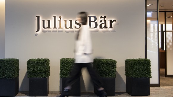 ARCHIVBILD ZUM UMSATZ VON JULIUS BAER IM GESCHAEFTSJAHR 2021, AM MITTWOCH, 2. FEBRUAR 2022 - Eine Frau laeuft vor dem Logo der Julius Baer Bank anlaesslich der Pressekonferenz zur Praesentation der Ja ...