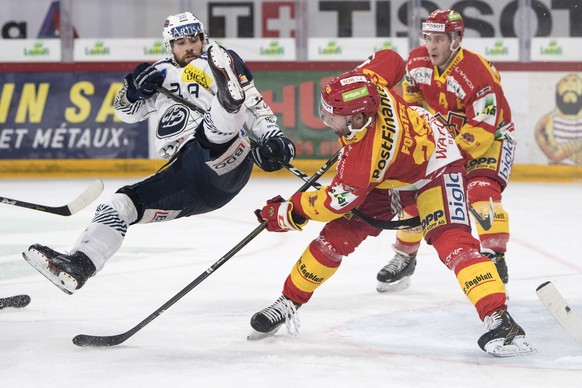 Biels Beat Forster, rechts, holt Ambris Elias Bianchi von den Beinen im Eishockey Meisterschaftsspiel der National League zwischen dem EHC Biel und dem HC Ambri-Piotta, am Sonntag, 17. Dezember 2017,  ...