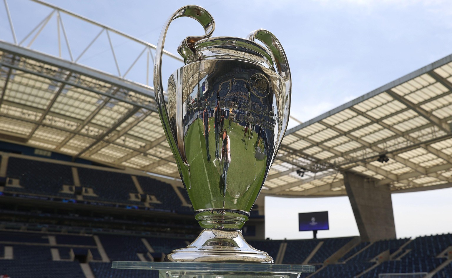 Der Henkelpott ist bereits im Estadio do Dragao in Porto angekommen.