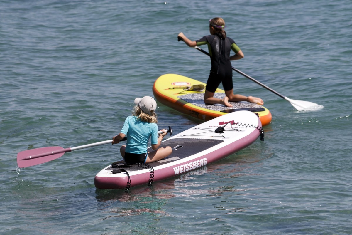 Two littles girls on stand up paddles paddle on the lake of Geneva, in Geneva, Switzerland, Sunday, May 28, 2017. (KEYSTONE/Salvatore Di Nolfi)
