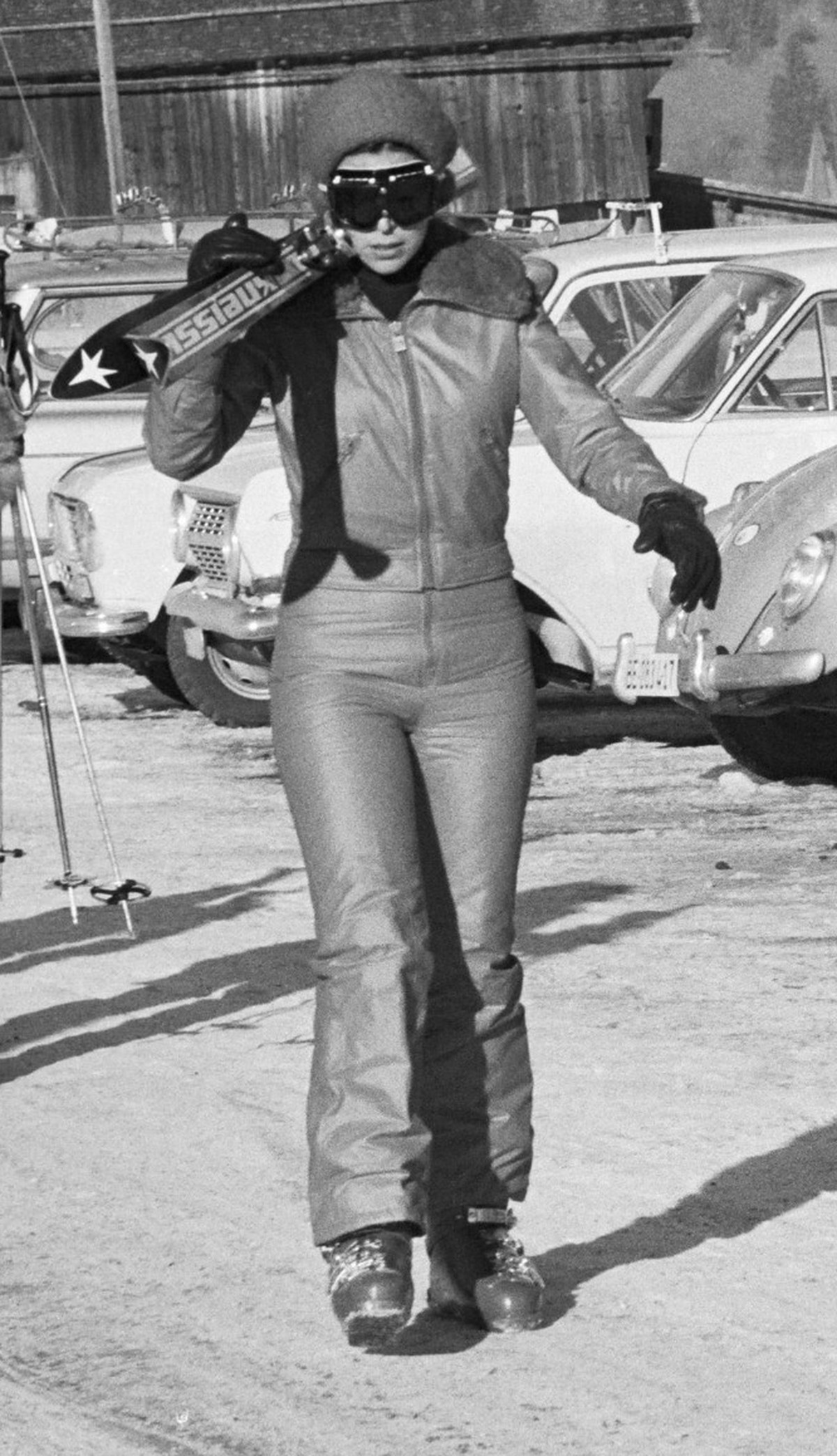 ARCHIVES - CHIRISTINA ONASSIS EN TENUE DE SKI DANS LES RUES DE GSTAAD Gstaad Suisse *** Archiv CHIRISTINA ONASSIS IN TENUE von SKI in sie RUESEN von GSTAAD Gstaad Schweiz PUBLICATIONxNOTxINxFRAxUKxUSA ...