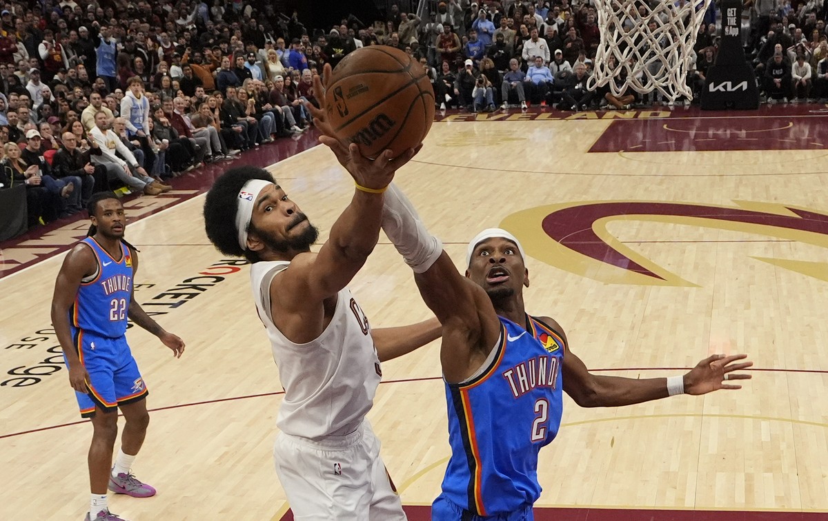 Cleveland Cavaliers center Jarrett Allen (31) reaches for a rebound with Oklahoma City Thunder guard Shai Gilgeous-Alexander (2) in the second half of an NBA basketball game, Wednesday, Jan. 8, 2025,  ...