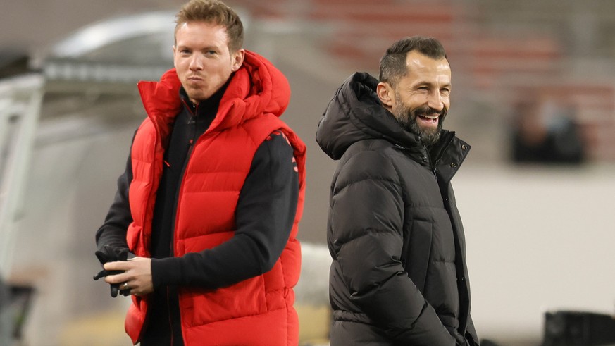 epa09641665 Munich?s director of sports Hasan Salihamidzic (R) and Munich&#039;s head coach Julian Nagelsmann chat before the German Bundesliga soccer match between VfB Stuttgart and FC Bayern Munich  ...