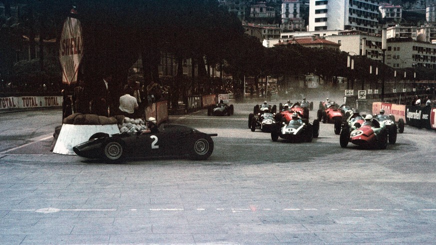 Formula One World Championship, WM, Weltmeisterschaft Rd2, Monaco Grand Prix, Monte-Carlo, 29 May 1960. Jo Bonnier (SWE) BRM P48, takes the lead at the start from Tony Brooks (GBR) Cooper T51 (18) Jac ...