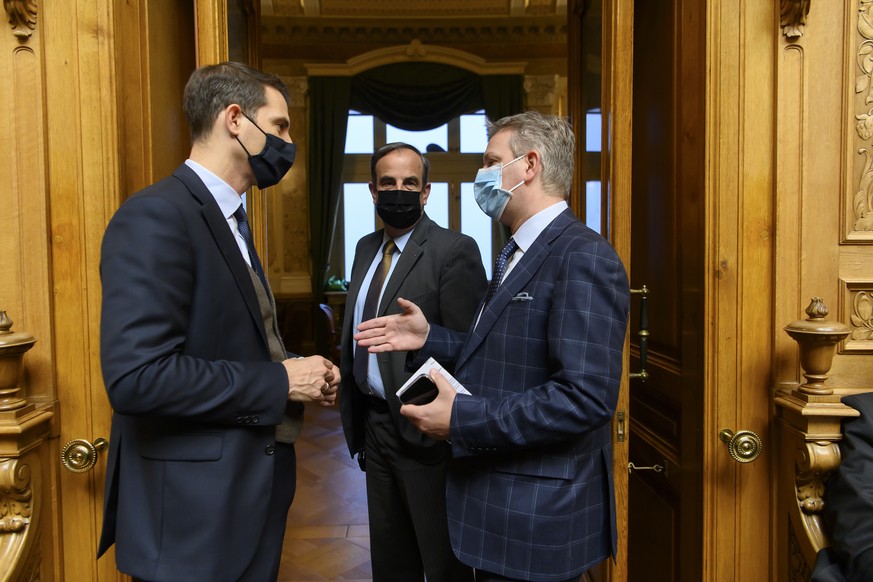 Staenderat Thierry Burkart, FDP Parteipraesident (AG), Nationalrat Gerhard Pfister, Parteipraesident die Mitte (ZG), und Staenderat Marco Chiesa, Parteipraesident SVP(TI), sprechen waehrend der Winter ...