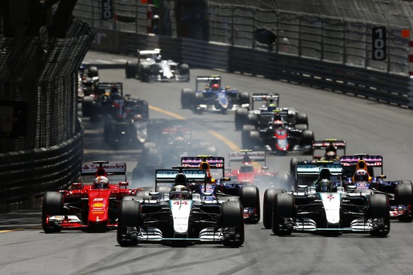 Monte Carlo, 24. Mai 2015 - Formel 1, Grand Prix von Monaco 2015, Lewis Hamilton (GBR, Mercedes) vor Sebastian Vettel (GER, Ferrari) und Nico Rosberg (GER, Mercedes) nach dem Start (EQ Images) SWITZER ...