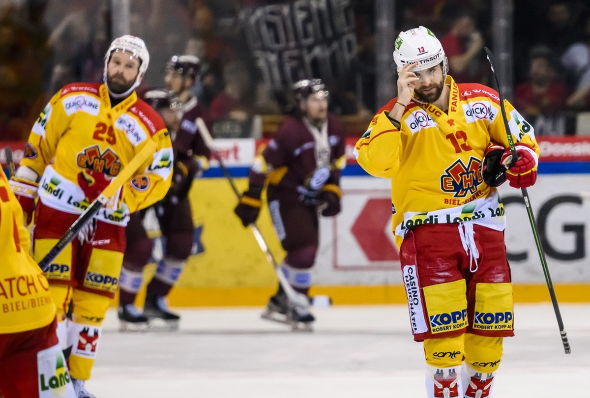 L'attaquant biennois Luca Hischier, droite, reagit apres l'ouverture du score par les genevois lors du premier match de la finale des play-off du Championnat de Suisse de hockey sur glace de ...