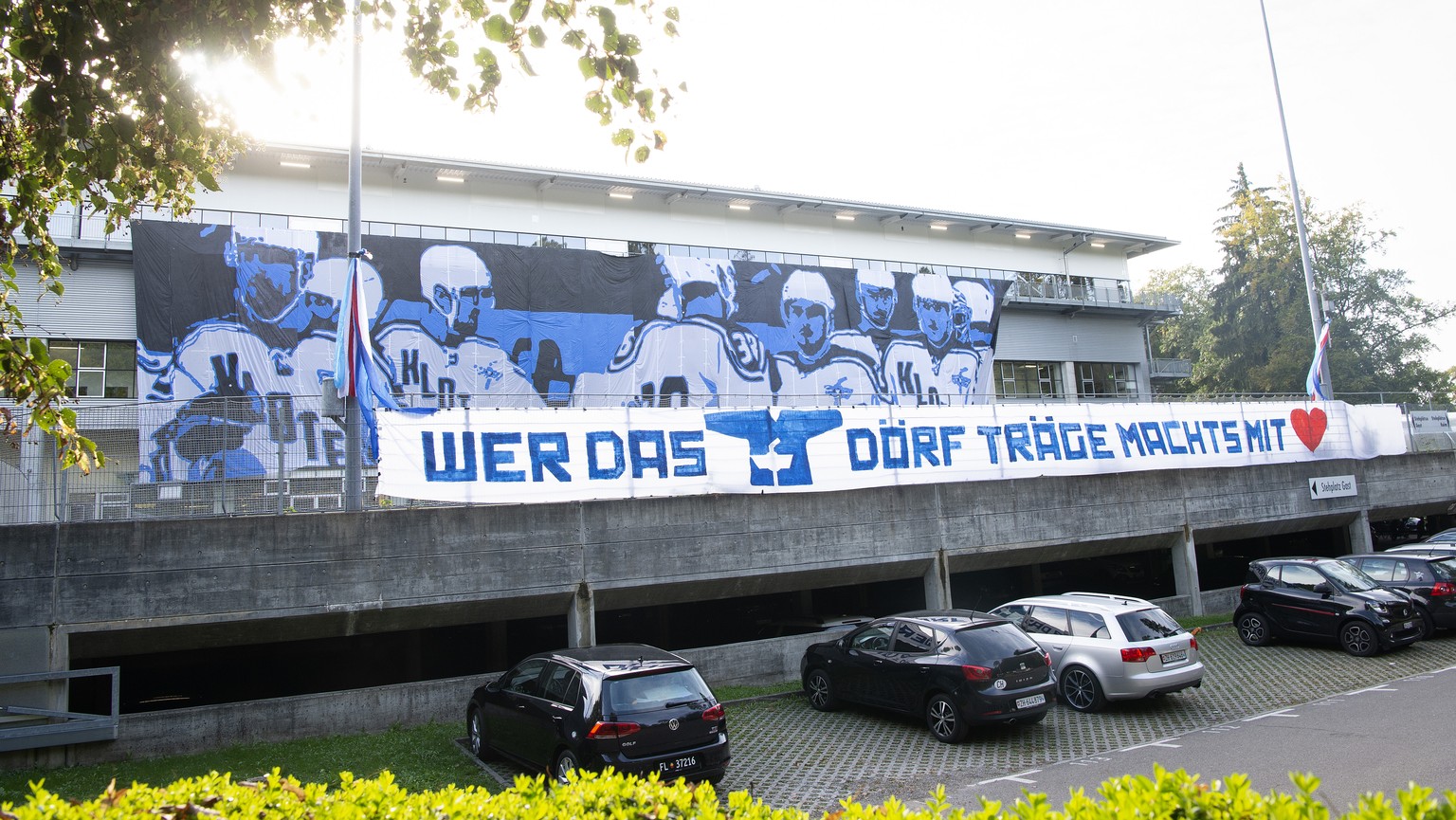 Fans haben ein riesiges Transparent aussen an die Swiss Arena angebracht, fotografiert anlaesslich des ersten Eishockey-Meisterschaft Heimspiels der Swiss League zwischen dem EHC Kloten und dem HC Thu ...