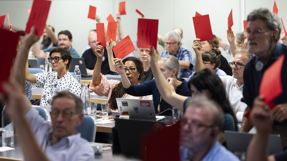 Delegierte stimmen ueber die Parole zur Finanzierung der 13. AHV Rente ab, waehrend der ausserordentlichen Delegiertenversammlung des Schweizerischen Gewerkschaftsbundes SGB, am Donnerstag, 20. August ...