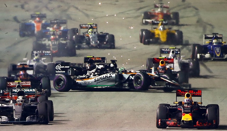 epa05545879 German Formula One driver Nico Hulkenberg of Sahara Force India F1 Team crashes at the start of the Singapore Formula One Grand Prix night race in Singapore, 18 September 2016. EPA/LYNN BO ...