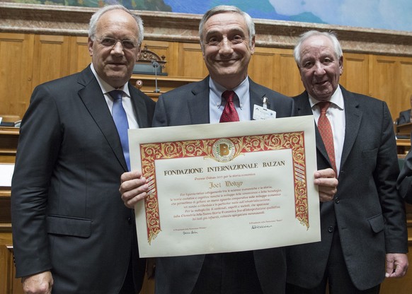 Joel Mokyr (USA), Mitte, erhaelt den mit 750 000 Franken dotierten Balzanpreis aus den Haenden Bundesrat Johann Schneider-Ammann, links, und Achille Casanova Balzanfonds-Praesident, rechts, am Freitag ...