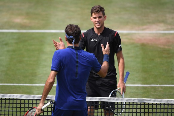 epa05357052 Dominic Thiem (facing) from Austria and Roger Federer from Switzerland shaking hands after the semi final match between Thiem and Federer at the ATP Tournament at Weissenhof in Stuttgart,  ...