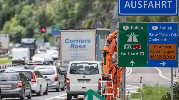 Der Ferienreiseverkehr vor dem Gotthardtunnel zwischen Amsteg und Goeschenen auf der Autobahn A2 staut sich bis auf einer Laenge von 7 Kilometern, am Freitag, 9. Juli 2021. (KEYSTONE/Urs Flueeler)