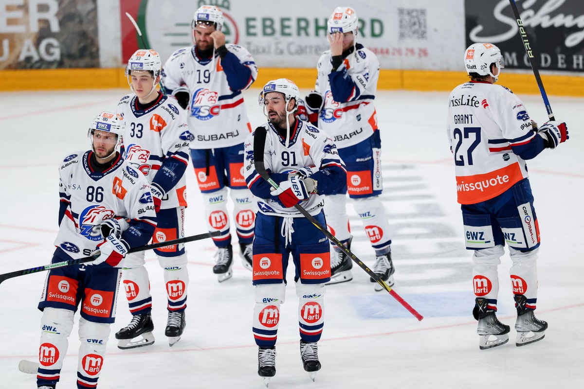 Lange Gesichter bei den ZSC Spielern mit Denis Hollenstein (ZSC), Mitte, waehrend dem Meisterschaftsspiel der National League zwischen den SC Rapperswil Jona Lakers und den ZSC Lions, am Freitag, den  ...