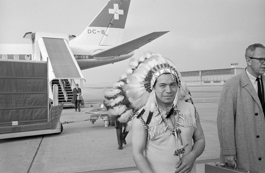 Russel Walkingstick, a Cheerokee indian, airport Kloten-Zurich 1966 (Photo by RDB/ullstein bild via Getty Images)